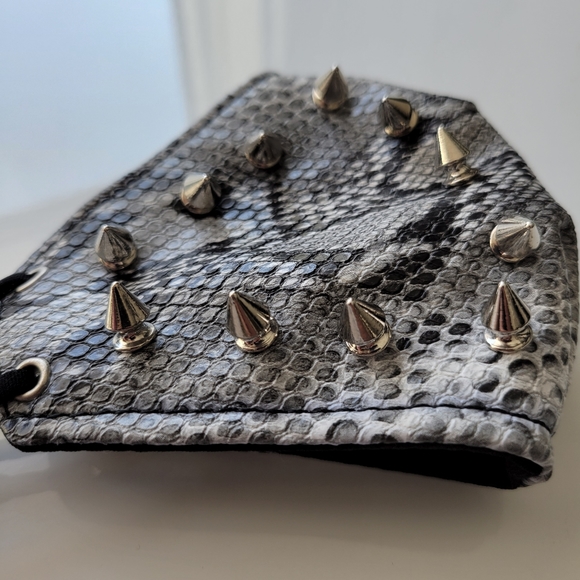 NWOT Face Mask w/faux snake and spikes - Picture 3 of 6